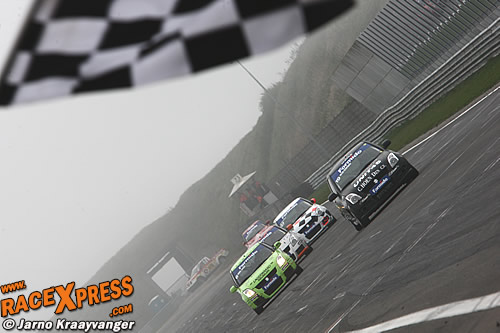 De finishvlag valt